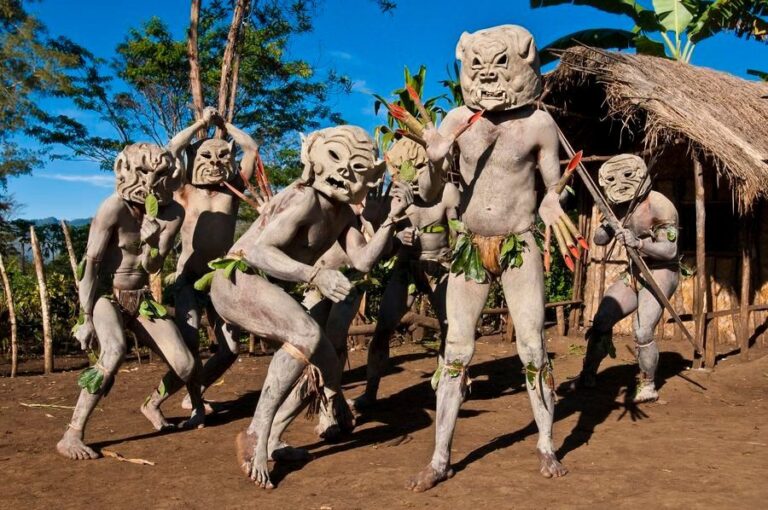 Les Nouveaux Explorateurs: the mudmen of the Asaro valley