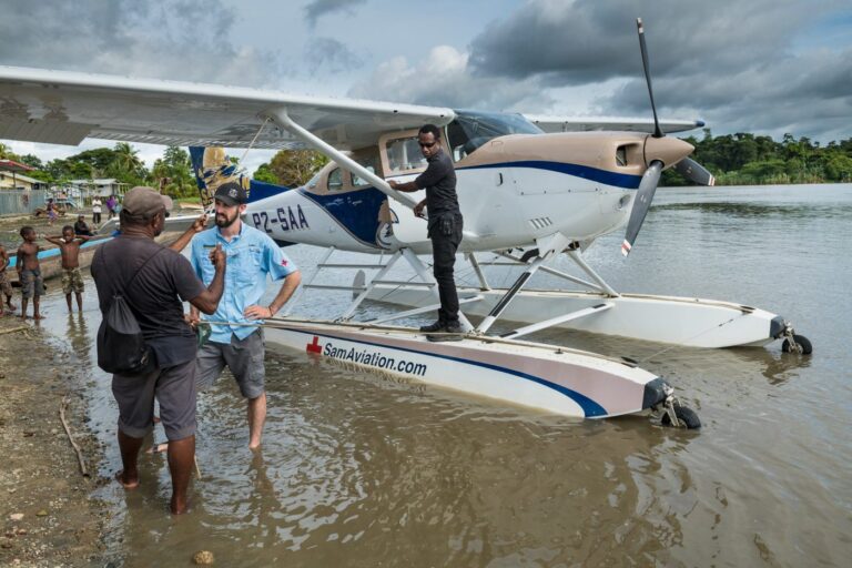 Faut pas rêver: the flying ambulance of the Sepik