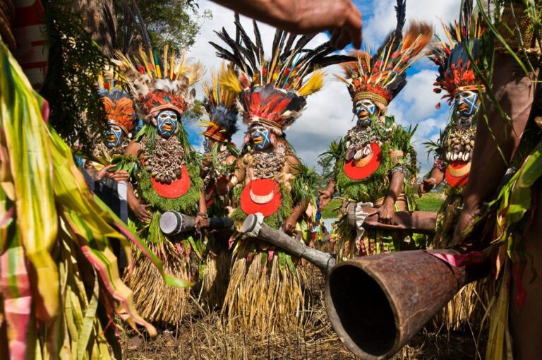 Les Nouveaux Explorateurs: the women of Mount Hagen